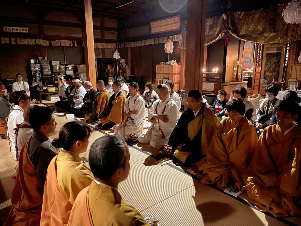 柴燈護摩【前修行】 はじまりました。10/26は「火渡り修行」です